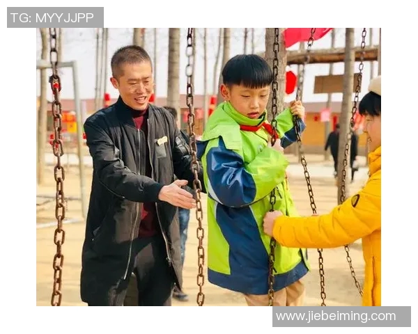 足球明星挑战极限踢出香蕉球引发全场惊叹与热议