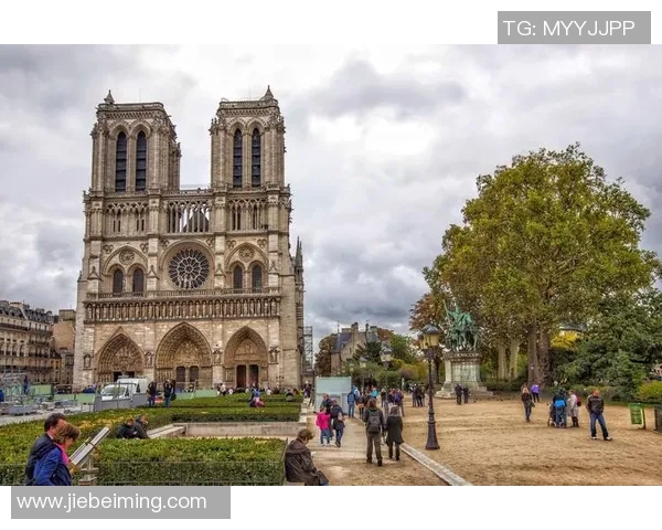 退役足球明星重聚一堂共叙昔日辉煌与友谊情深