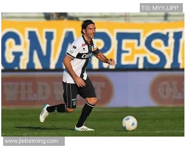 探寻13号足球明星的传奇故事与辉煌成就背后的不为人知的秘密 探寻13号足球明星的传奇故事与辉煌成就背后的不为人知的秘密