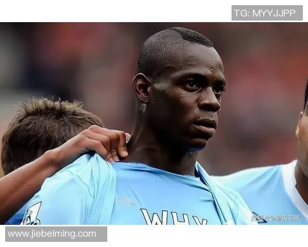 黑人足球明星巴洛克利的传奇人生与场上风采解析